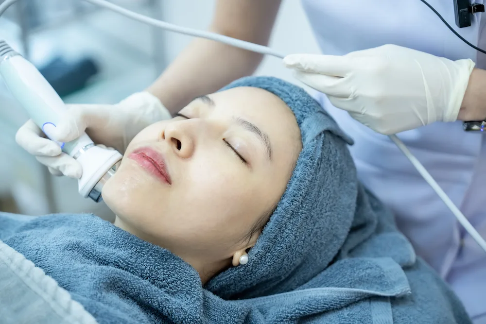 A girl are doing hifu treatment at SR Clinic.
